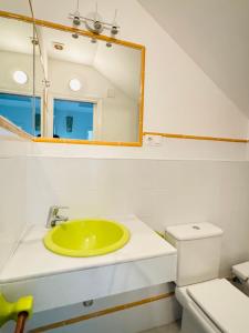 a bathroom with a green sink and a mirror at La Casita Gaditana Centro in Cádiz