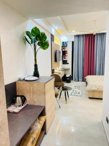 sala de estar con sofá y mesa con planta en Hotel Omaxe Hazratganj, en Nalmatha