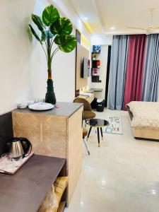 Una sala de estar con una mesa con una planta encima. en Hotel Omaxe Hazratganj, en Nalmatha