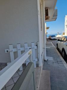 Savito Guest House mare في توري كان: سور أبيض على جانب المبنى +9 صور