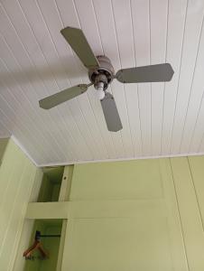 un ventilador de techo colgando del techo en Manuel Antonio rooms, en Quepos