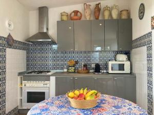 Cucina o angolo cottura di En-suite Triple Room-Giardino A Mare