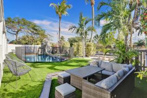 Swimming pool sa o malapit sa Private Pool 3BR with Lakefront view