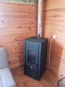 een kleine zwarte televisie in een kamer met een muur bij El guajiro in Mas de las Matas