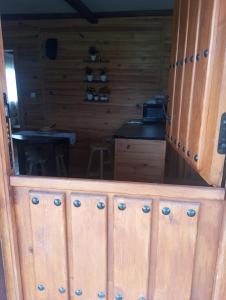 een houten huisje met een keuken met een aanrecht bij El guajiro in Mas de las Matas