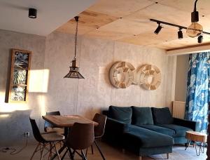 salon z niebieską kanapą i stołem w obiekcie Apartament Siedlce Loft blisko centrum w Siedlcach