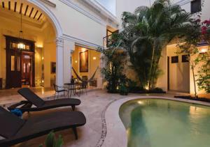 a house with a swimming pool in a yard at La Casa del Centro, Mérida in Mérida