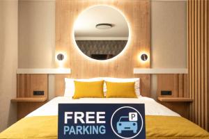 弗尔赫尼卡Hotel MANTOVA Vrhnika的床上的免费停车标志