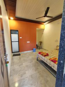 Rúm í herbergi á Omkar Beach Resort