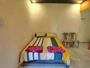 Rúm í herbergi á Omkar Beach Resort