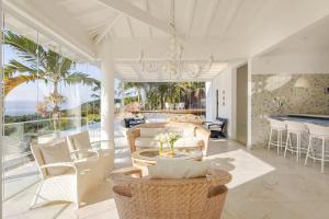 Χώρος καθιστικού στο Casa com vista para o mar em Ilha Bela