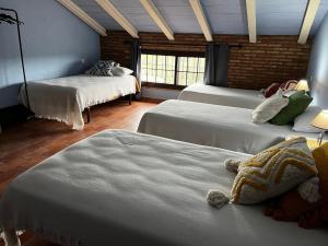 1 dormitorio con 3 camas y un osito de peluche en la cama en LA TITANA, en Huelva 30 fotos más