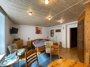 a room with a table and chairs and a dining room at Ferienhaus-der-Villa-Elsa in Dresden +29 photos