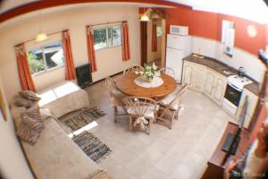 an aerial view of a living room with a table and a kitchen at Soles Blancos Serranita in Alta Gracia