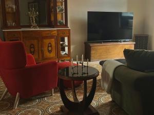 sala de estar con TV y mesa con velas en Casa Laurel de Indias, en Los Llanos de Aridane