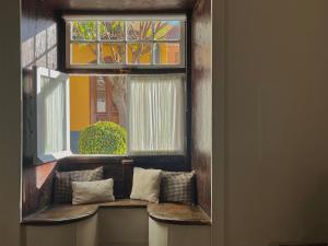 una ventana con un banco con almohadas en Casa Laurel de Indias, en Los Llanos de Aridane