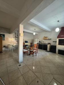 eine Küche und ein Esszimmer mit Tisch und Stühlen in der Unterkunft Casa na Praia 013 in Itanhaém