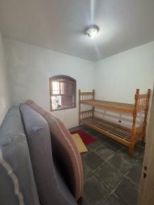 ein Wohnzimmer mit einer Couch und einem Fenster in der Unterkunft Casa na Praia 013 in Itanhaém + 8 Fotos