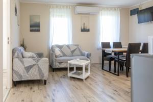 a living room with a couch and a table at Süni apartman in Ordacsehi