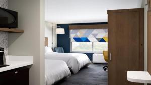 Giường trong phòng chung tại Holiday Inn Express & Suites North Fremont by IHG