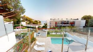 a house with a balcony with a swimming pool at Maison, piscine, plage, commerce restaurant in Roses