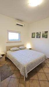 a bedroom with a bed with two pillows on it at Appartamento da Vjeri in Pula