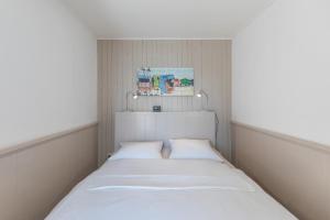 a small room with two beds in it at Ferienhaus vor Rügen in Sundhagen