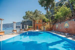 Swimmingpoolen hos eller tæt på Grand Hotel Europa Palace Sorrento