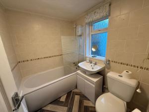 Ένα μπάνιο στο Bexley-4 Bdrm 5 beds Sleeps 7 Ideal 4 Contractors