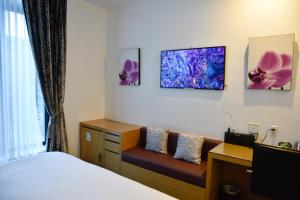 TV a/nebo společenská místnost v ubytování The One Boutique Hotel