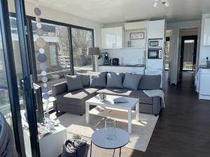 クサンテンにあるFLOATING 44 Xanten - Deine Xanten 4のソファとテーブルのあるリビングルーム