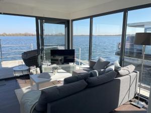 クサンテンにあるFLOATING 44 Xanten - Deine Xanten 4のリビングルーム(ソファ付)が備わり、海の景色を望めます。