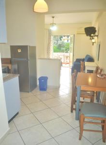 Η κουζίνα ή μικρή κουζίνα στο Holiday House Letta in a very quiet location - Agios Gordios Beach