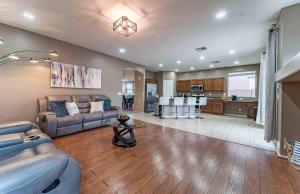 sala de estar amplia con sofá y cocina en Free Pool Heat - Modern and Bright, Fire Pit, en Casa Grande