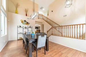 Un comedor con mesa y sillas y una escalera. en Free Pool Heat - Modern and Bright, Fire Pit, en Casa Grande