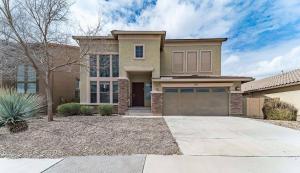 una casa con un garaje delante en Free Pool Heat - Modern and Bright, Fire Pit, en Casa Grande