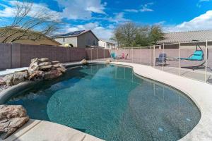 una piscina en un patio con valla en Free Pool Heat - Modern and Bright, Fire Pit, en Casa Grande