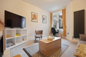 a living room with a flat screen tv and a couch at Great location in Lincoln beautiful house for families and contractors in Lincoln