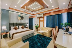 una habitación de hotel con una cama y un escritorio en Excellency Airport Hotel, en Angamaly 58 fotos más