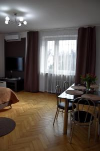 Televízia a/alebo spoločenská miestnosť v ubytovaní Travel Apartament Cracow