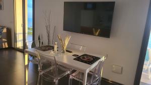 Een TV en/of entertainmentcenter bij Appartamenti Addimuru
