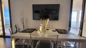 Een TV en/of entertainmentcenter bij Appartamenti Addimuru
