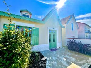 a white house with a green door at Perle Fourasine - Vue Mer - 2 minutes de la plage in Fouras +36 photos