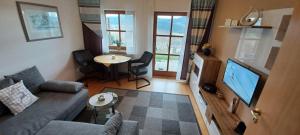 TV a/nebo společenská místnost v ubytování Fewo-Harlachberg-Blick-1
