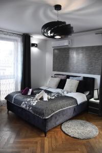 Postel nebo postele na pokoji v ubytování Apartament Night Premium Krakow