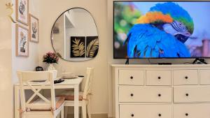 Modern Studio in Al Reem Julphar Pool and Gym TV 또는 엔터테인먼트 센터