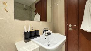 Modern Studio in Al Reem Julphar Pool and Gym 욕실