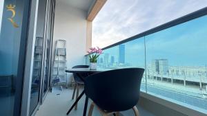 Modern Studio in Al Reem Julphar Pool and Gym 발코니 또는 테라스