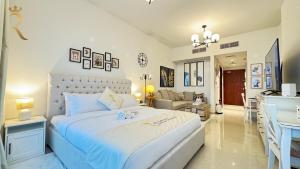 Modern Studio in Al Reem Julphar Pool and Gym 객실 침대