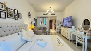 Modern Studio in Al Reem Julphar Pool and Gym TV 또는 엔터테인먼트 센터